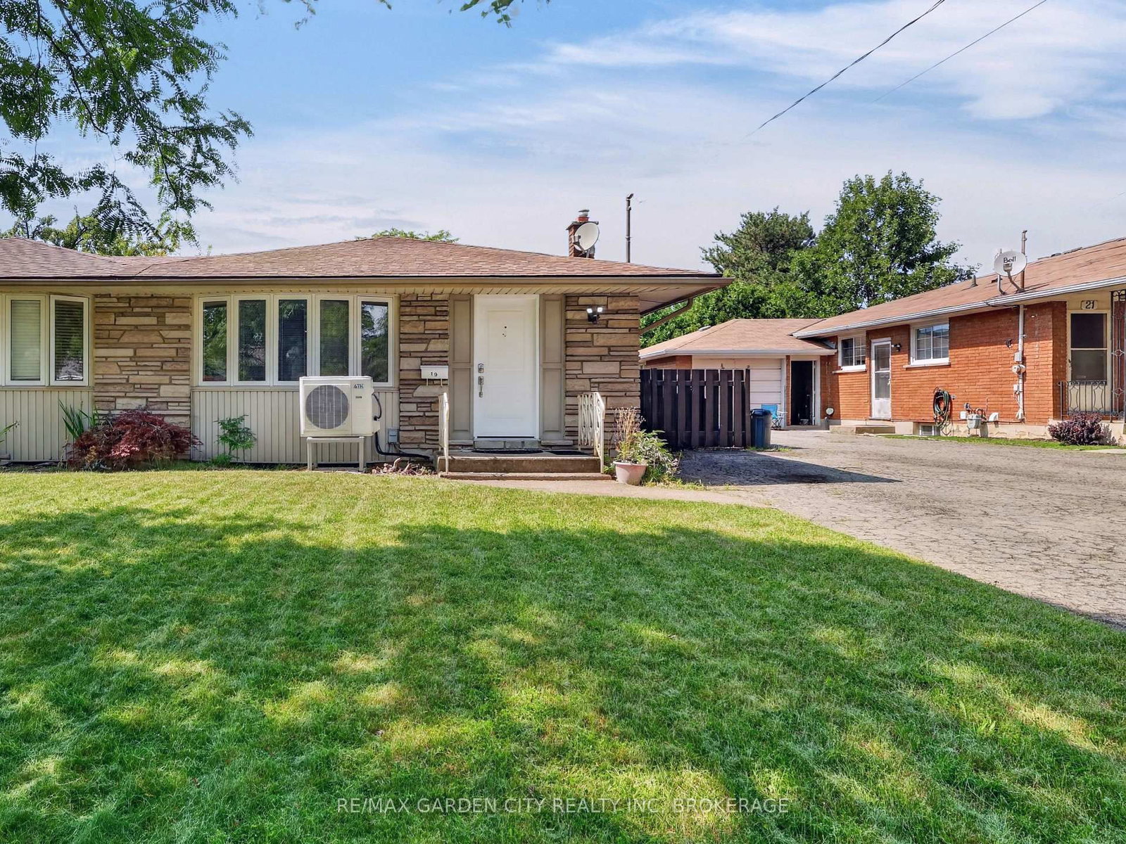 19 Black Knight Road • St. Catharines, ON photo 1