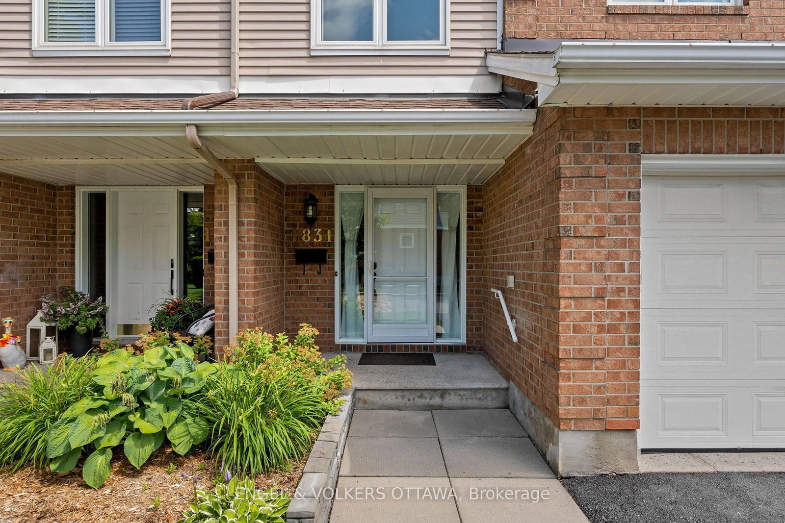 1831 Summerfields Crescent • Ottawa, ON photo 2