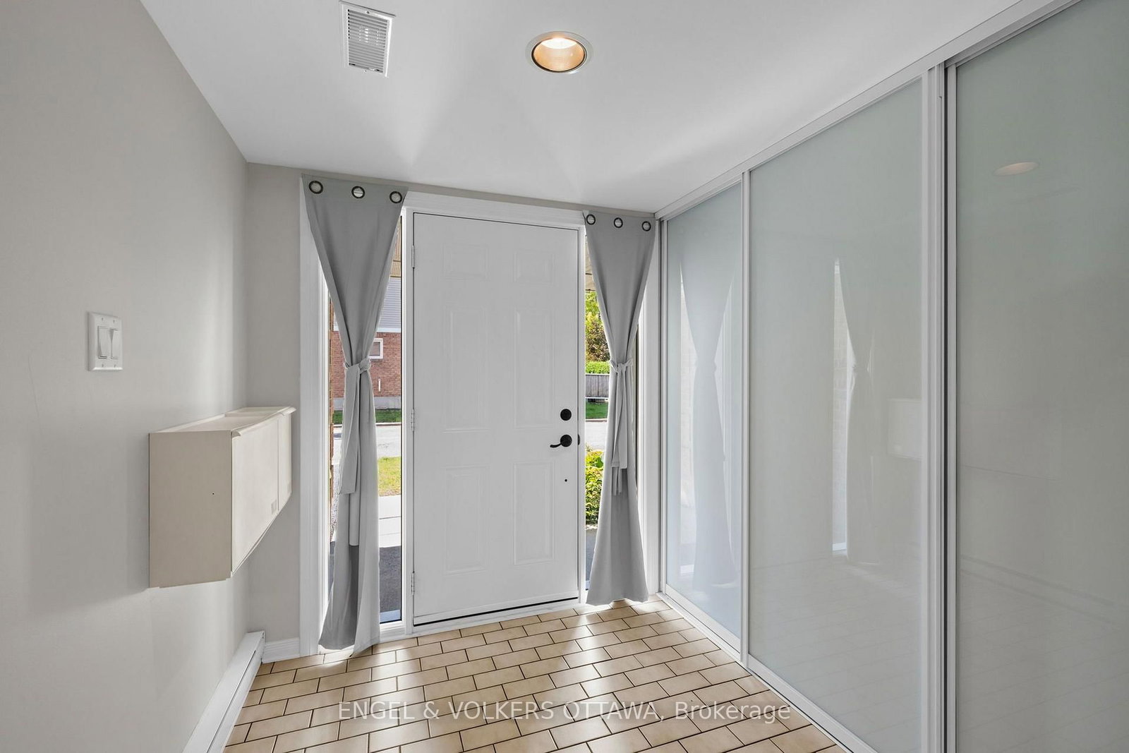 1831 Summerfields Crescent • Ottawa, ON photo 3