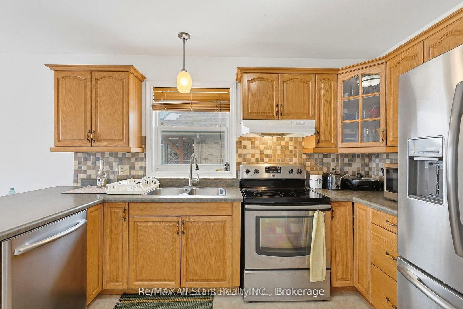 20 Eakins Crescent • Kawartha Lakes, ON photo 17