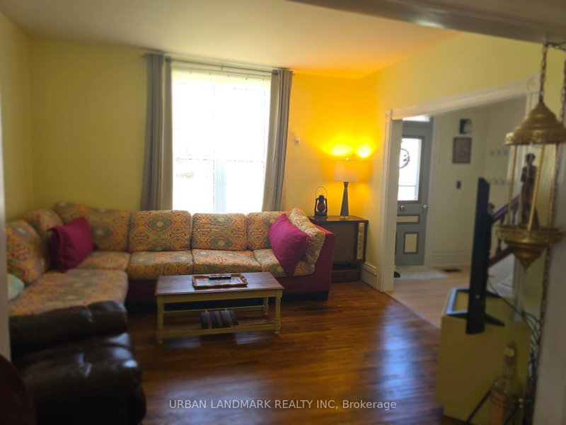 225 St Lawrence St W photo 5