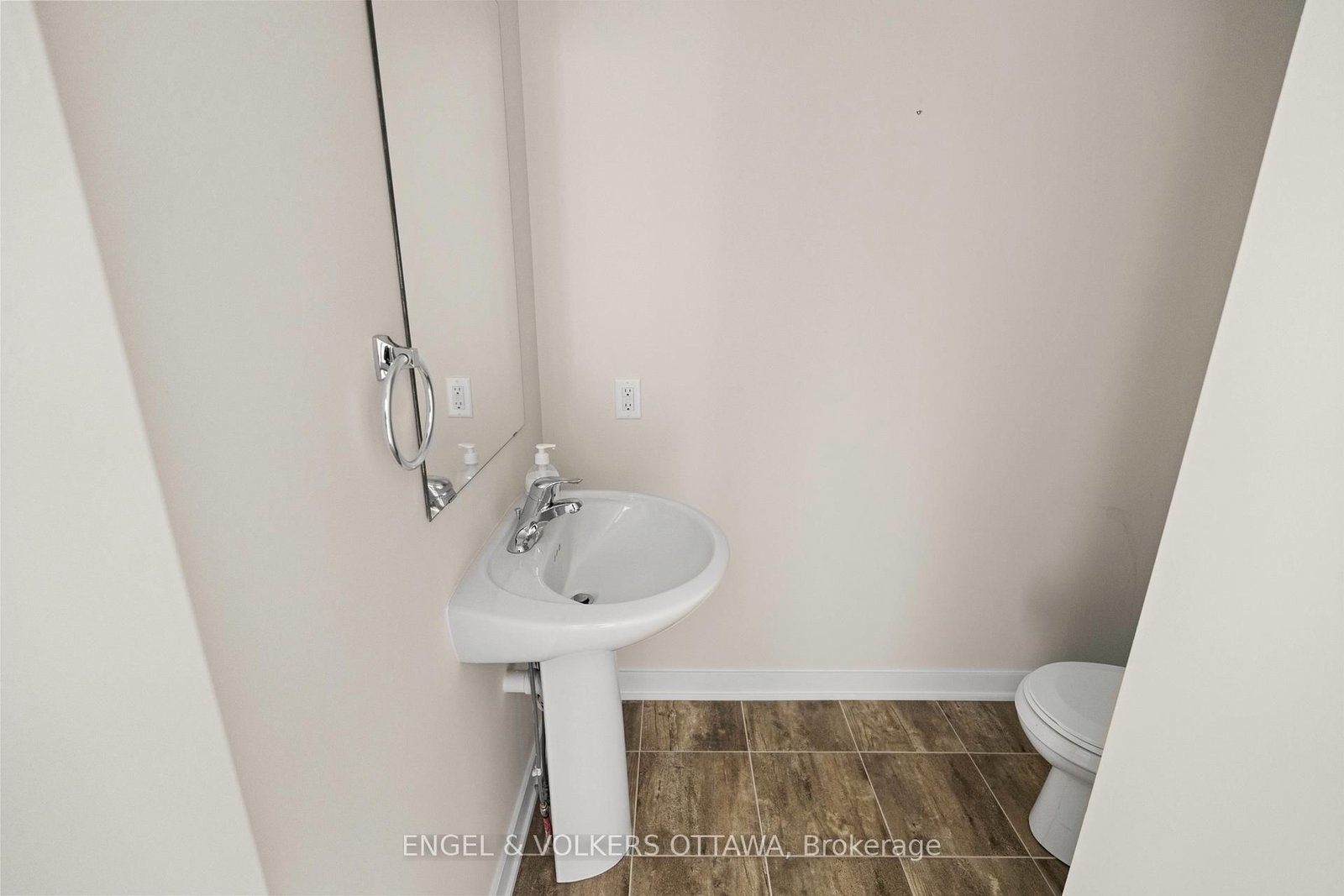 631 Corporal Private • Ottawa, ON photo 5