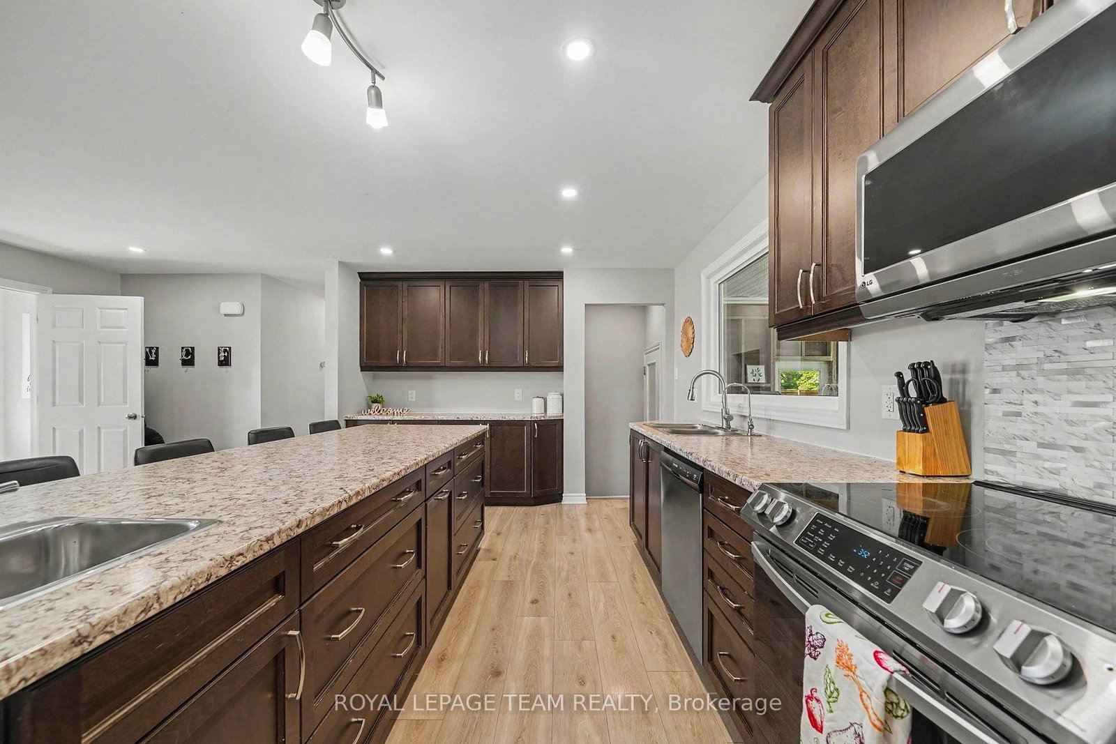 2477 Merivale Road • Ottawa, ON photo 10