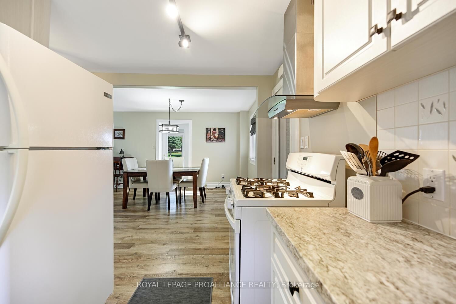 825 Joseph Street • Edwardsburgh/Cardinal, ON photo 11