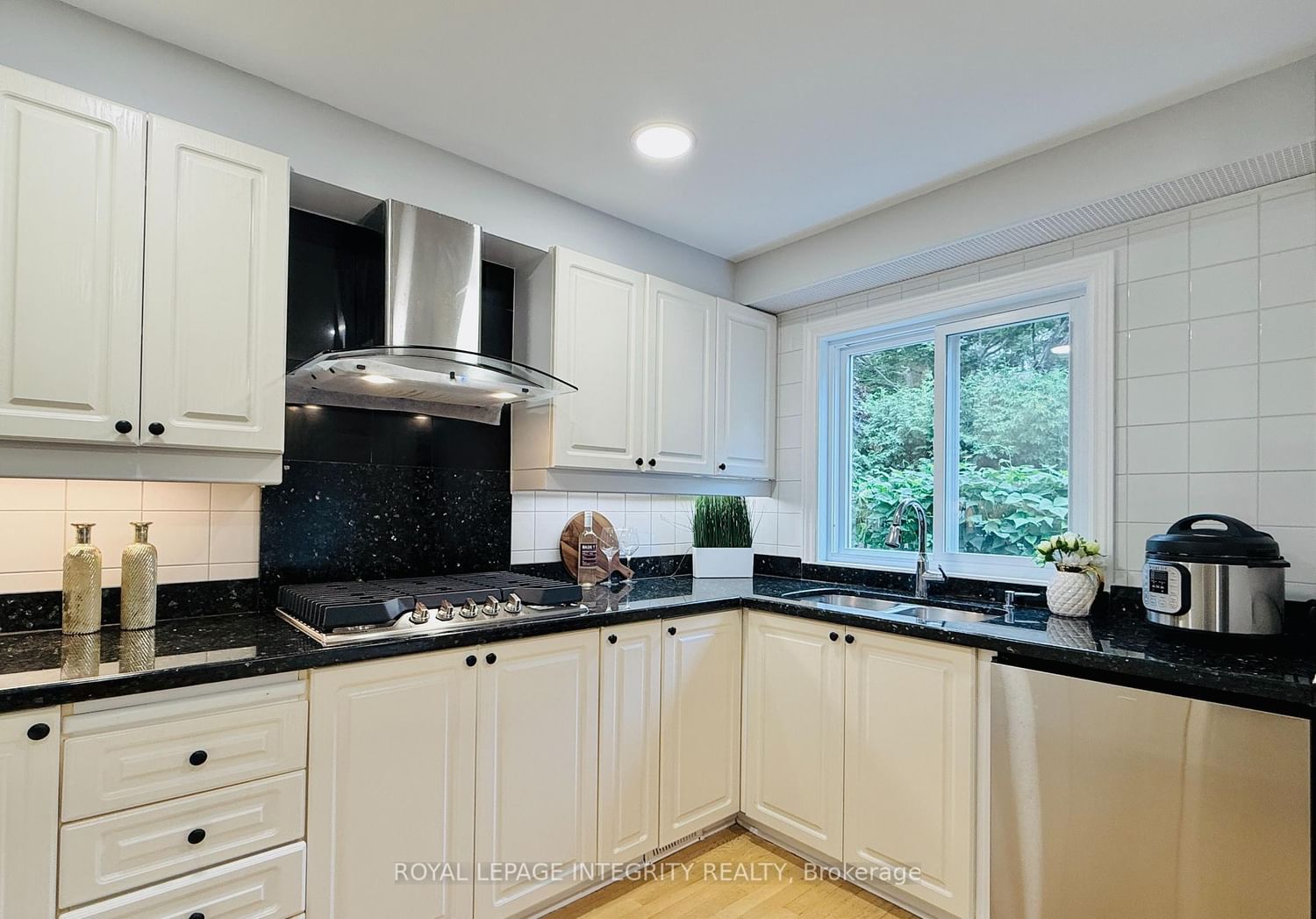 4 GLENARDEN Court • Ottawa, ON photo 13