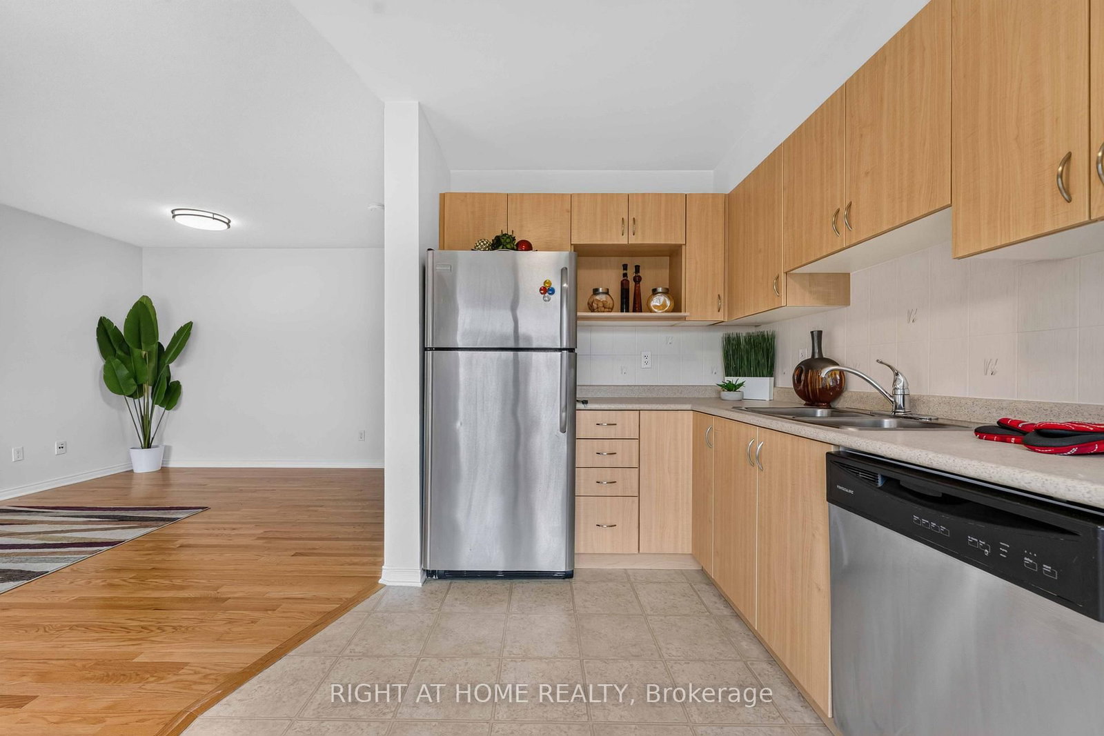 343 Amici Terrace • Ottawa, ON photo 11