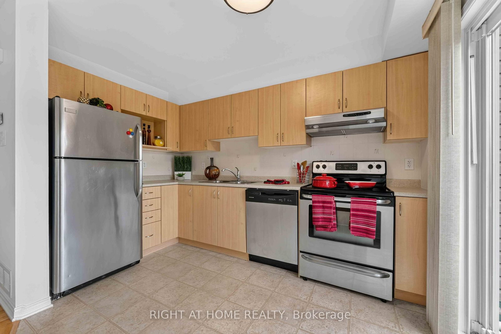 343 Amici Terrace • Ottawa, ON photo 8