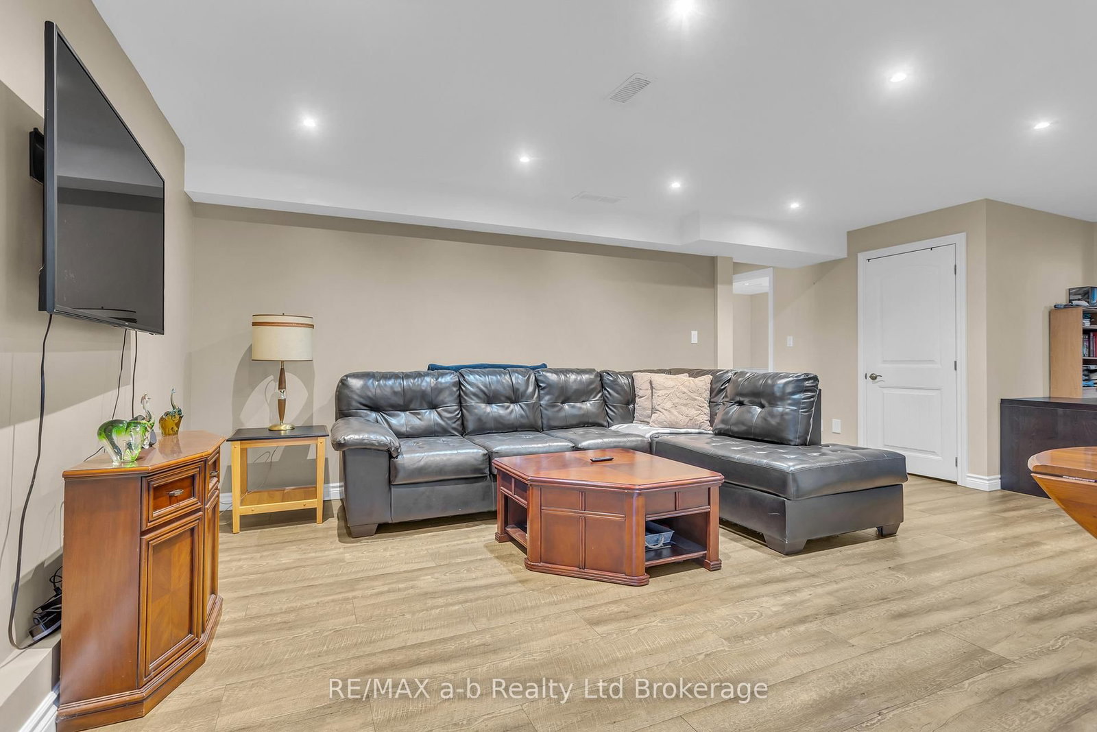 54 PEBBLE BEACH Court • Woodstock, ON photo 21
