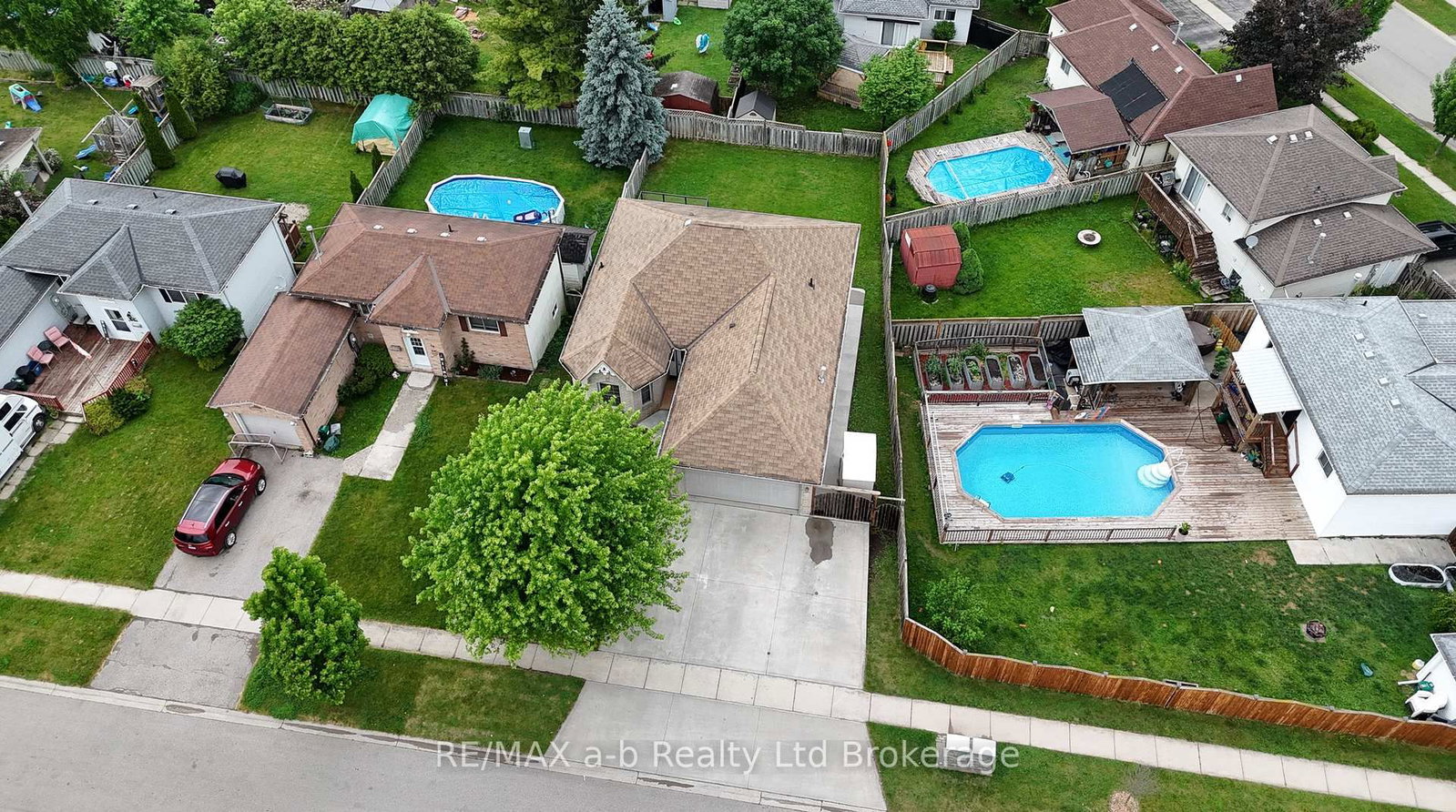 54 PEBBLE BEACH Court • Woodstock, ON photo 3