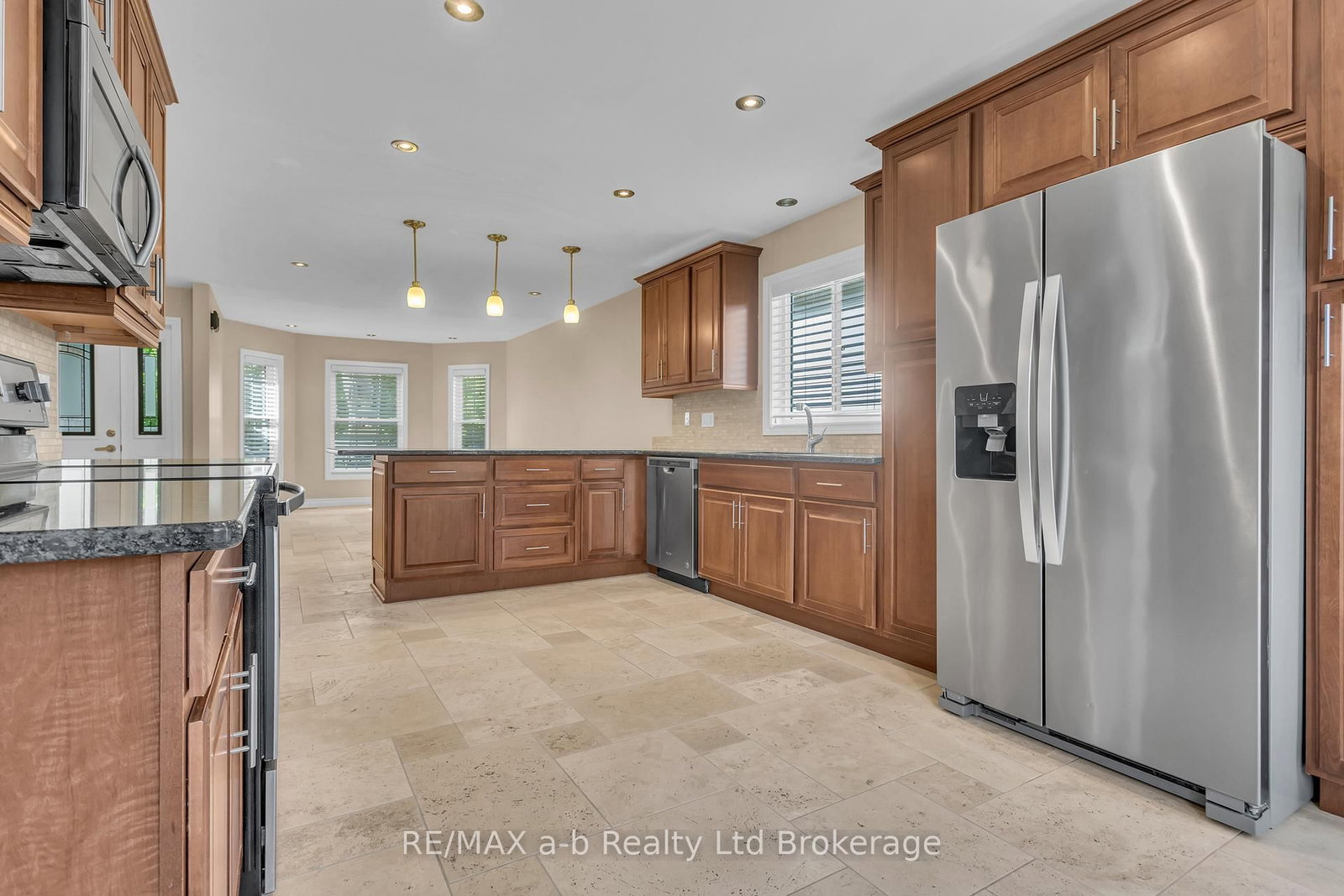 54 PEBBLE BEACH Court • Woodstock, ON photo 5