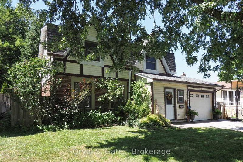 3 Queensdale Crescent