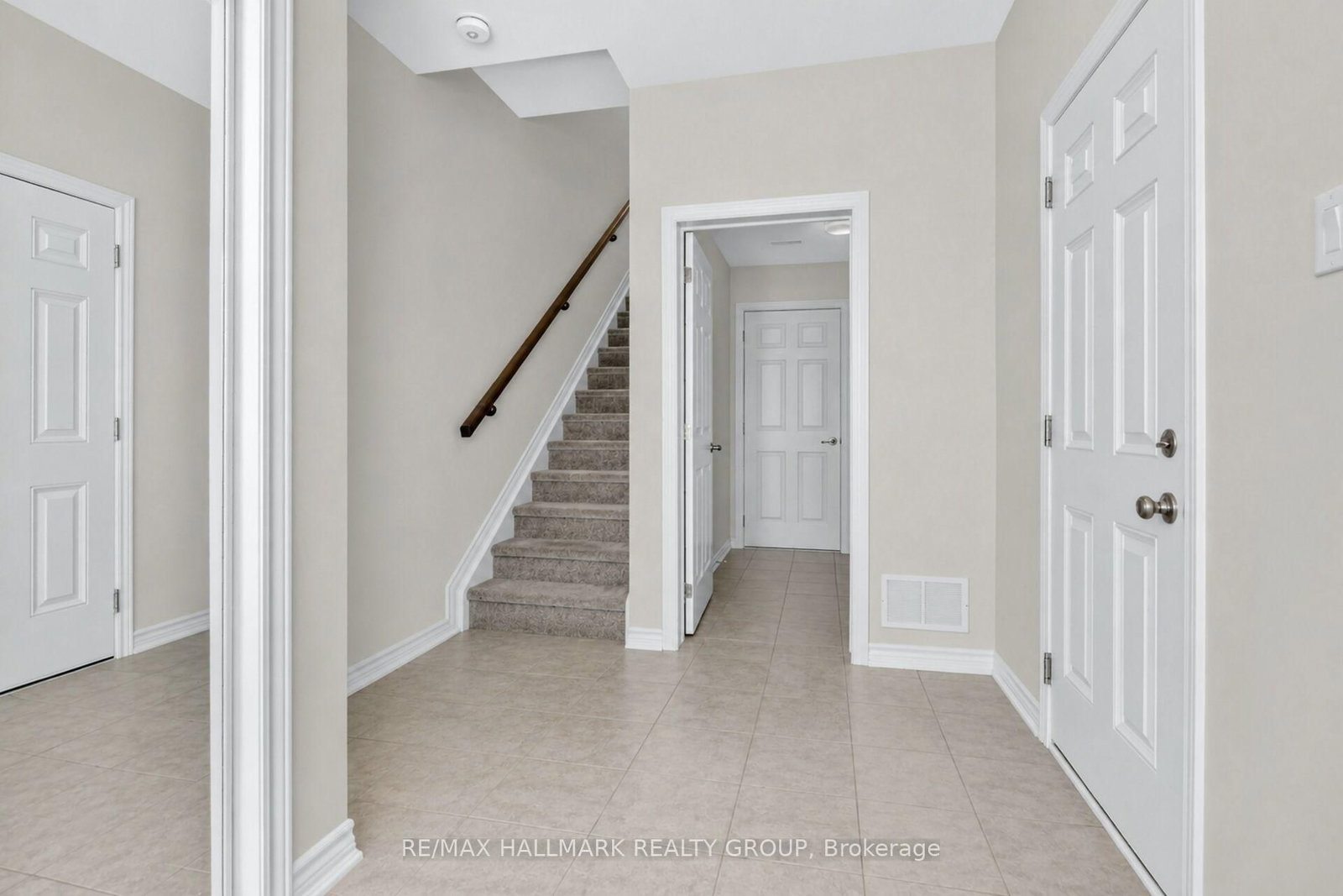 235 Hibernian Walk • Ottawa, ON photo 4