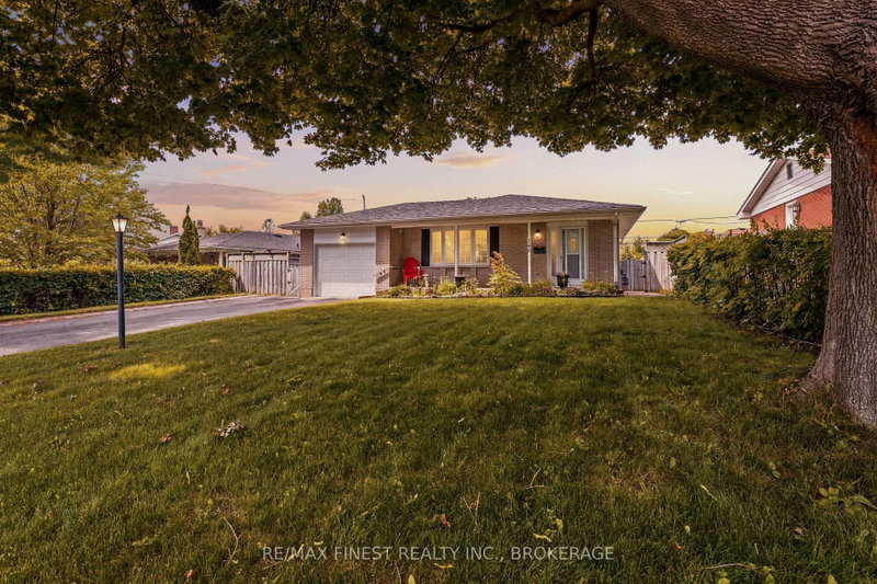746 Laidlaw Crescent