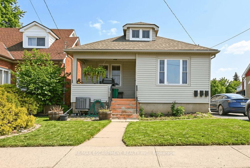 Front - 66 Queen Street S
