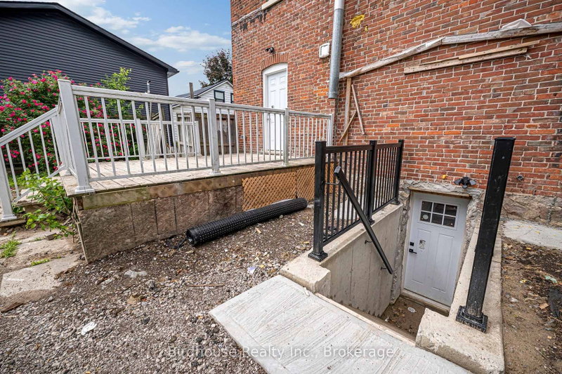 Unit#B - 108 Lindsay Street S