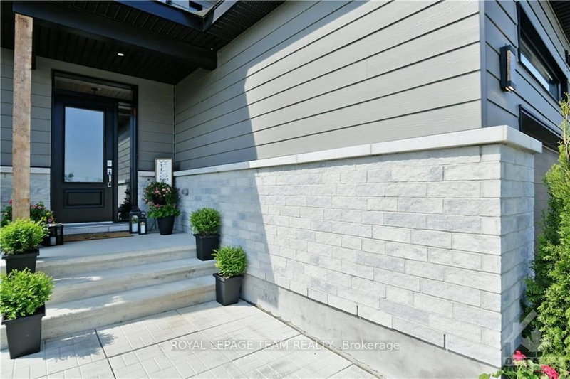 54 REYNARD Crescent