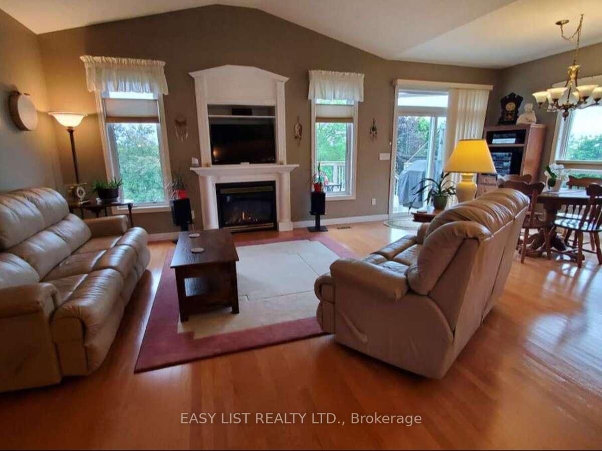 305 O'connor Court • Cobourg, ON photo 4