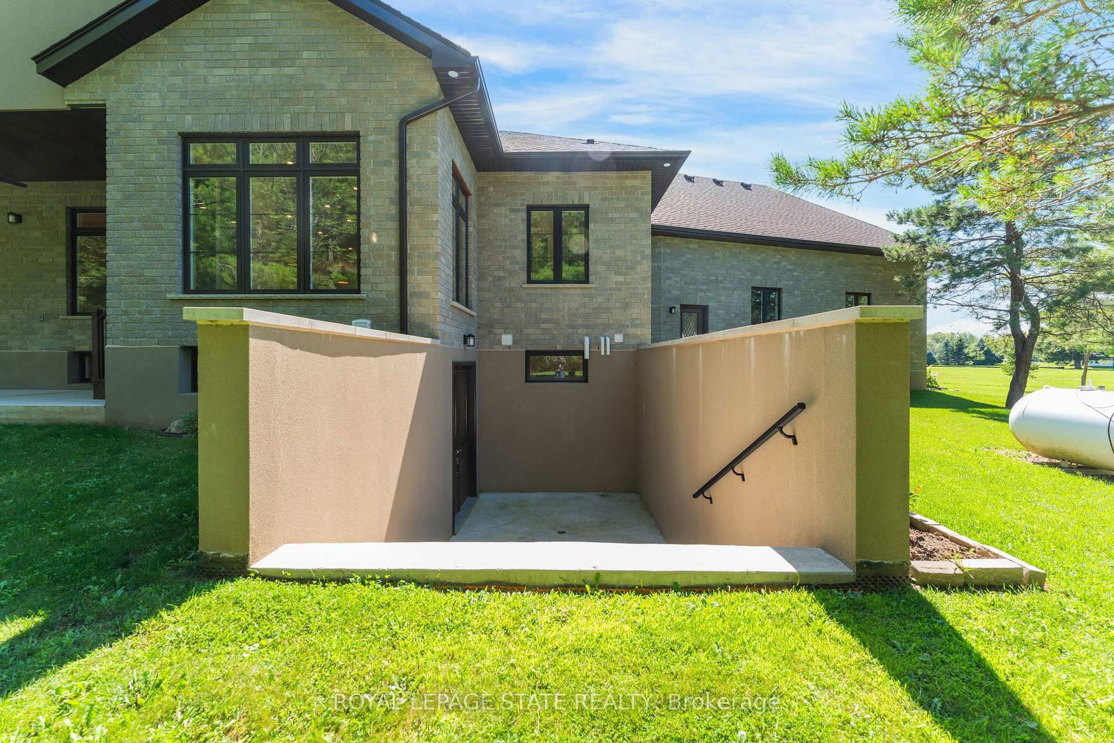 986 Highway 8 • Hamilton, ON photo 46