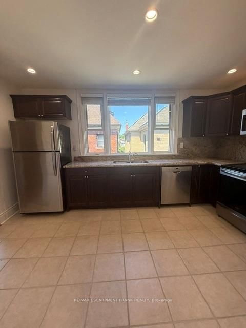 2 - 302 Jackson Street W