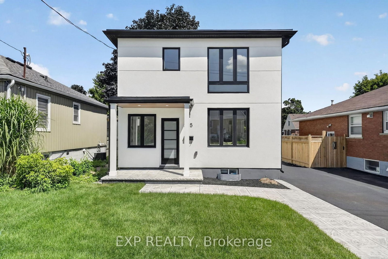 325 Queensdale Avenue E • Hamilton, ON photo 1