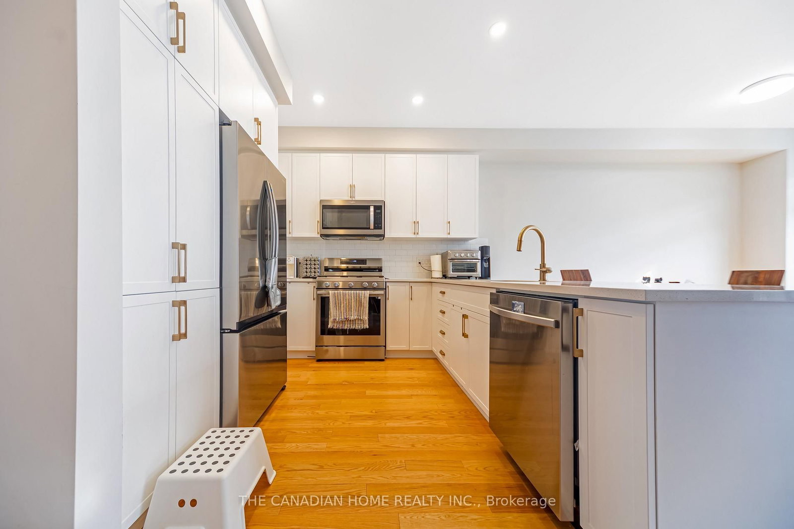 921 Clarkia Street • Ottawa, ON photo 6