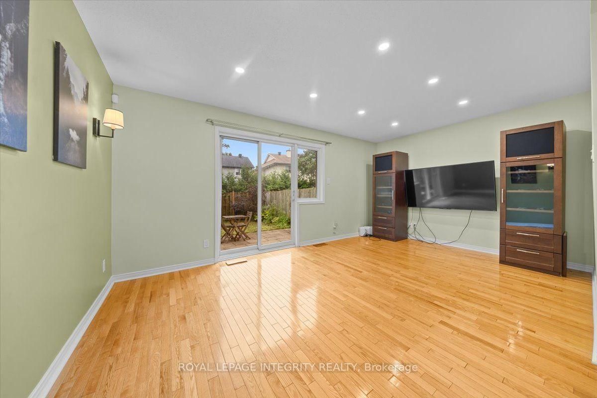 69 ROYAL FIELD Crescent • Ottawa, ON photo 7