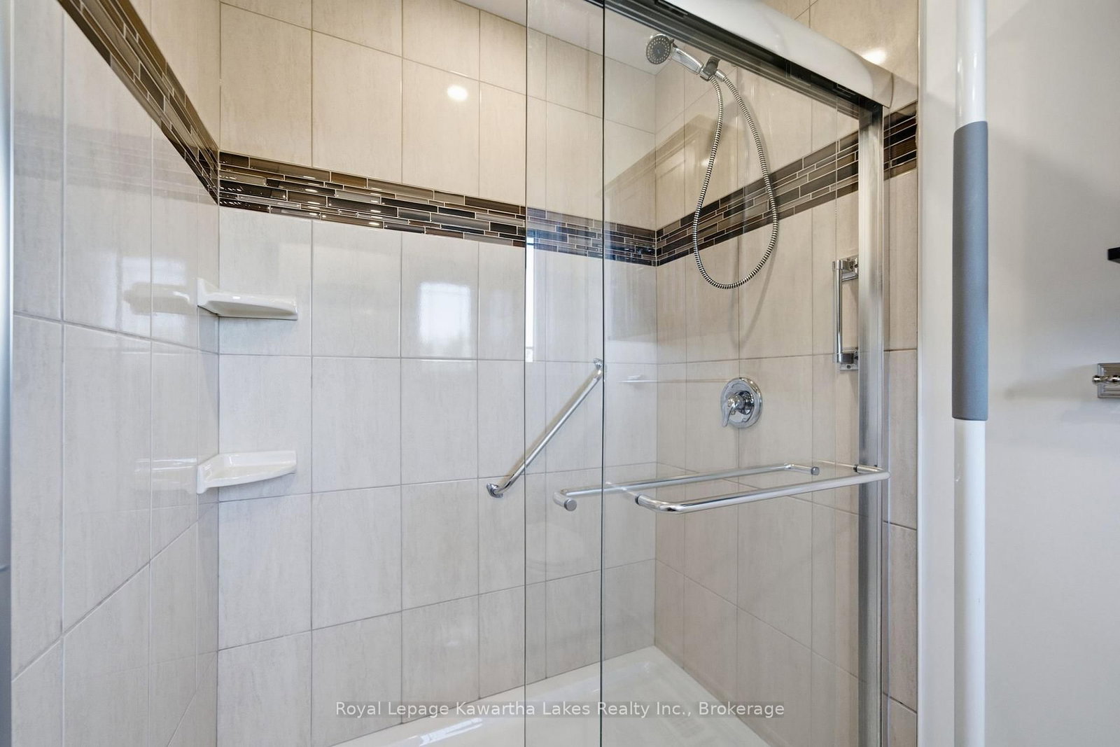 25 Barron Boulevard • Kawartha Lakes, ON photo 13