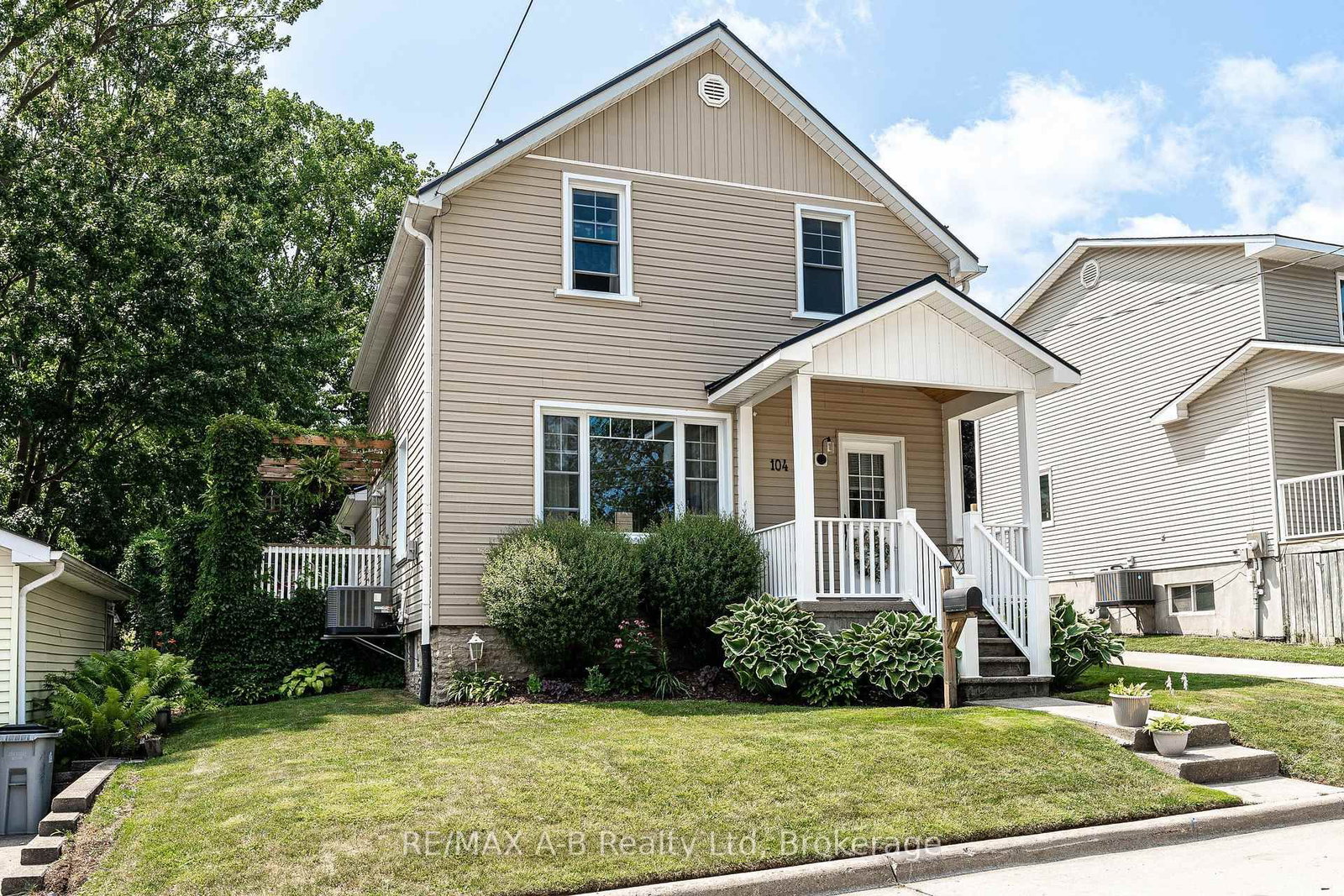 104 Ontario Street S • St. Marys, ON photo 2