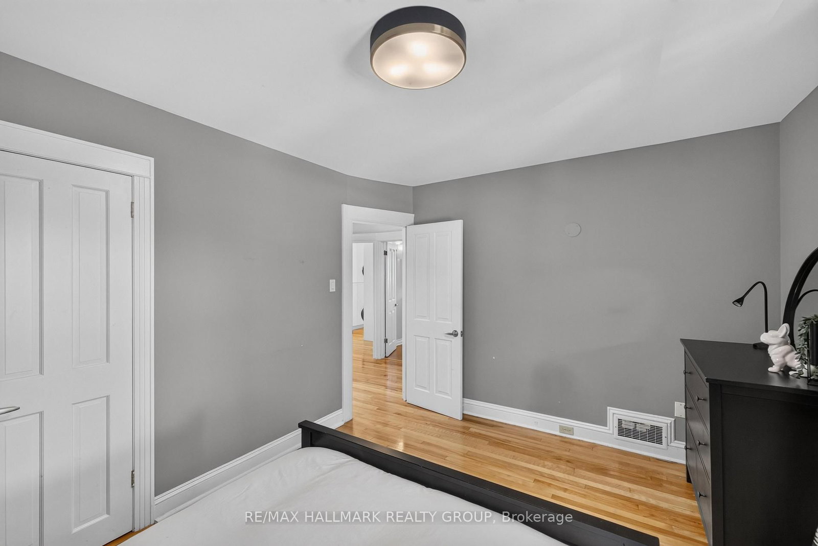 406 Huron Avenue S • Ottawa, ON photo 23