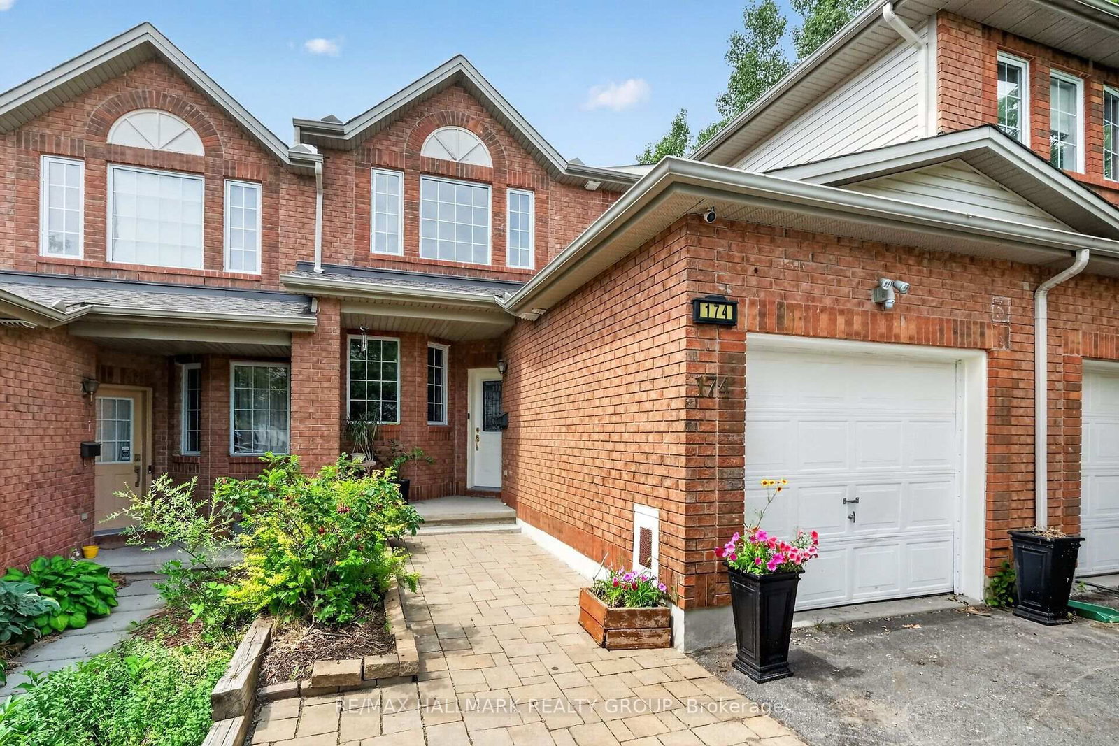 174 Carwood Circle W • Ottawa, ON photo 2