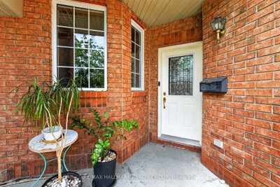 174 Carwood Circle W • Ottawa, ON photo 3