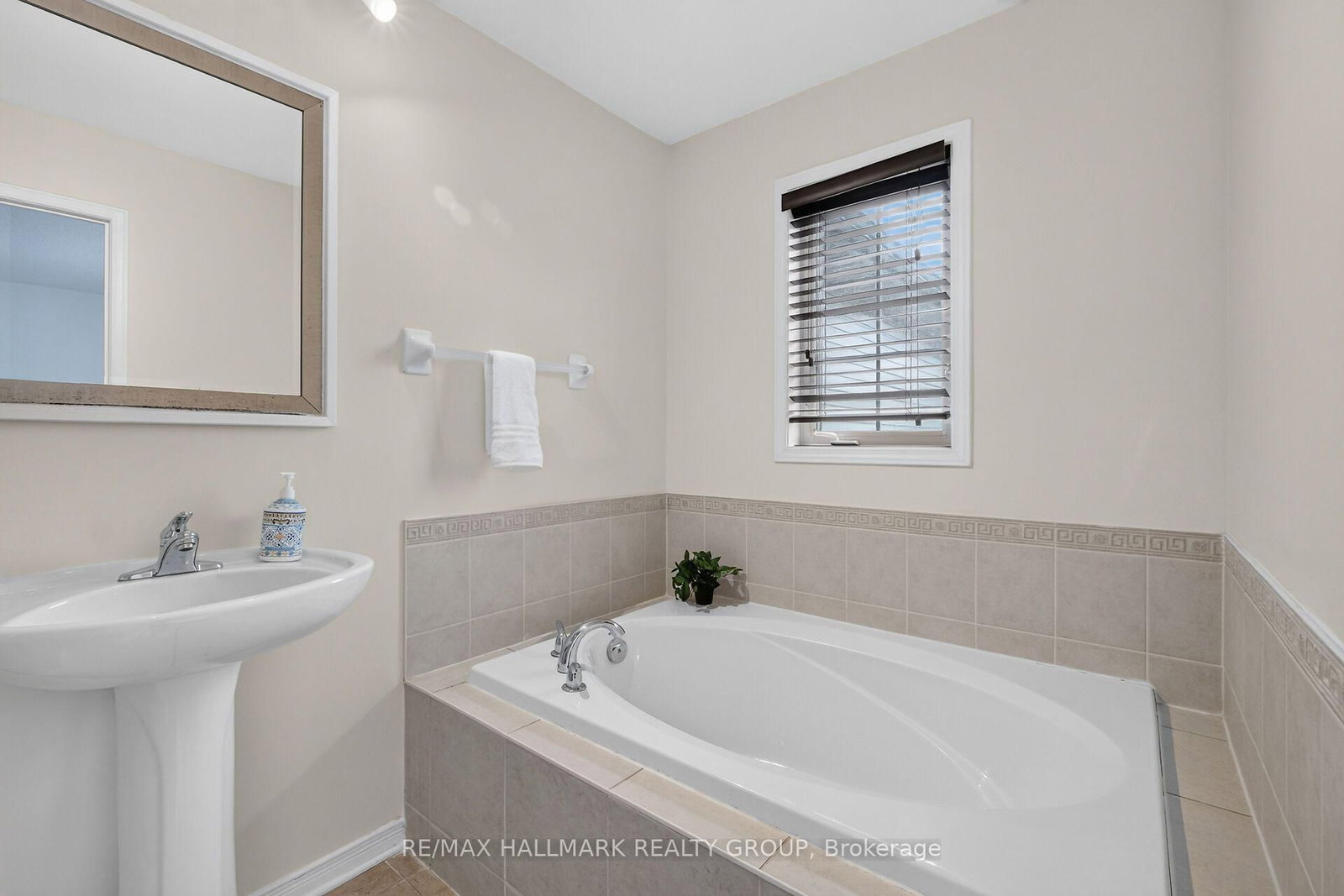 174 Carwood Circle W • Ottawa, ON photo 32