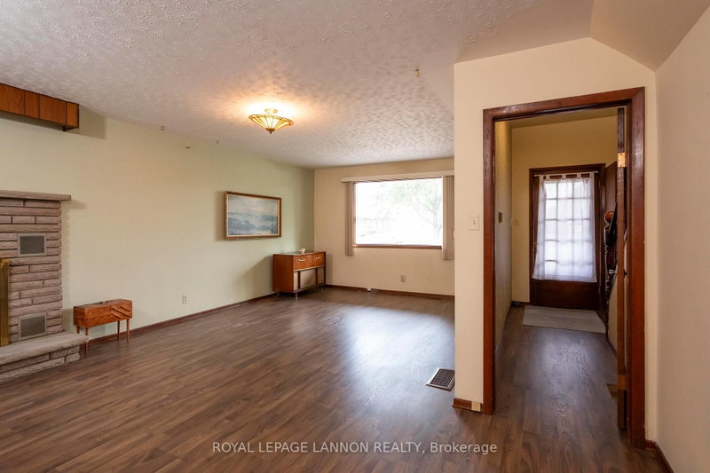 216 Francis Street W