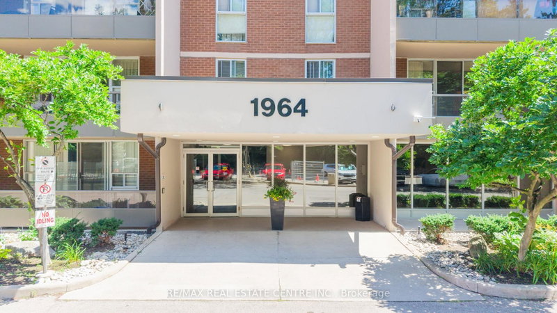 806 - 1964 Main Street W
