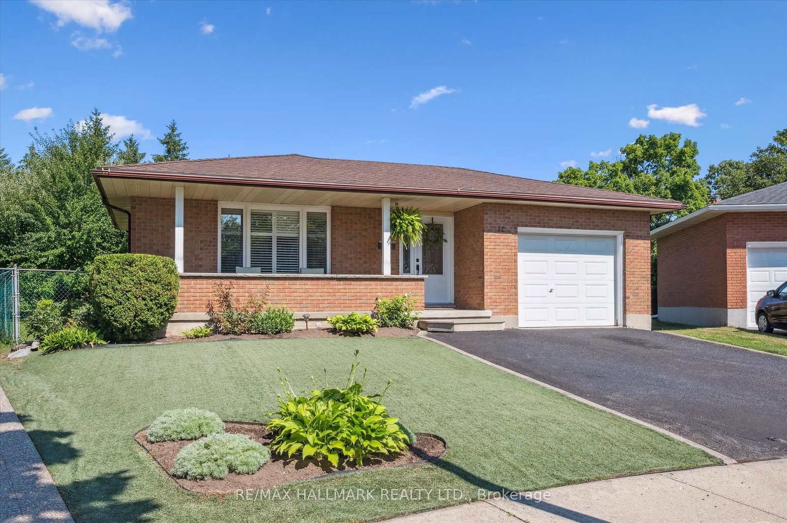 Detached House for sale at 32 Warwick Court, Kitchener, Ontario, N2E 2P1 - MLS: X13640254