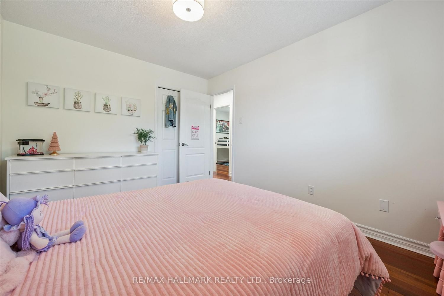 32 Warwick Court • Kitchener, ON photo 18
