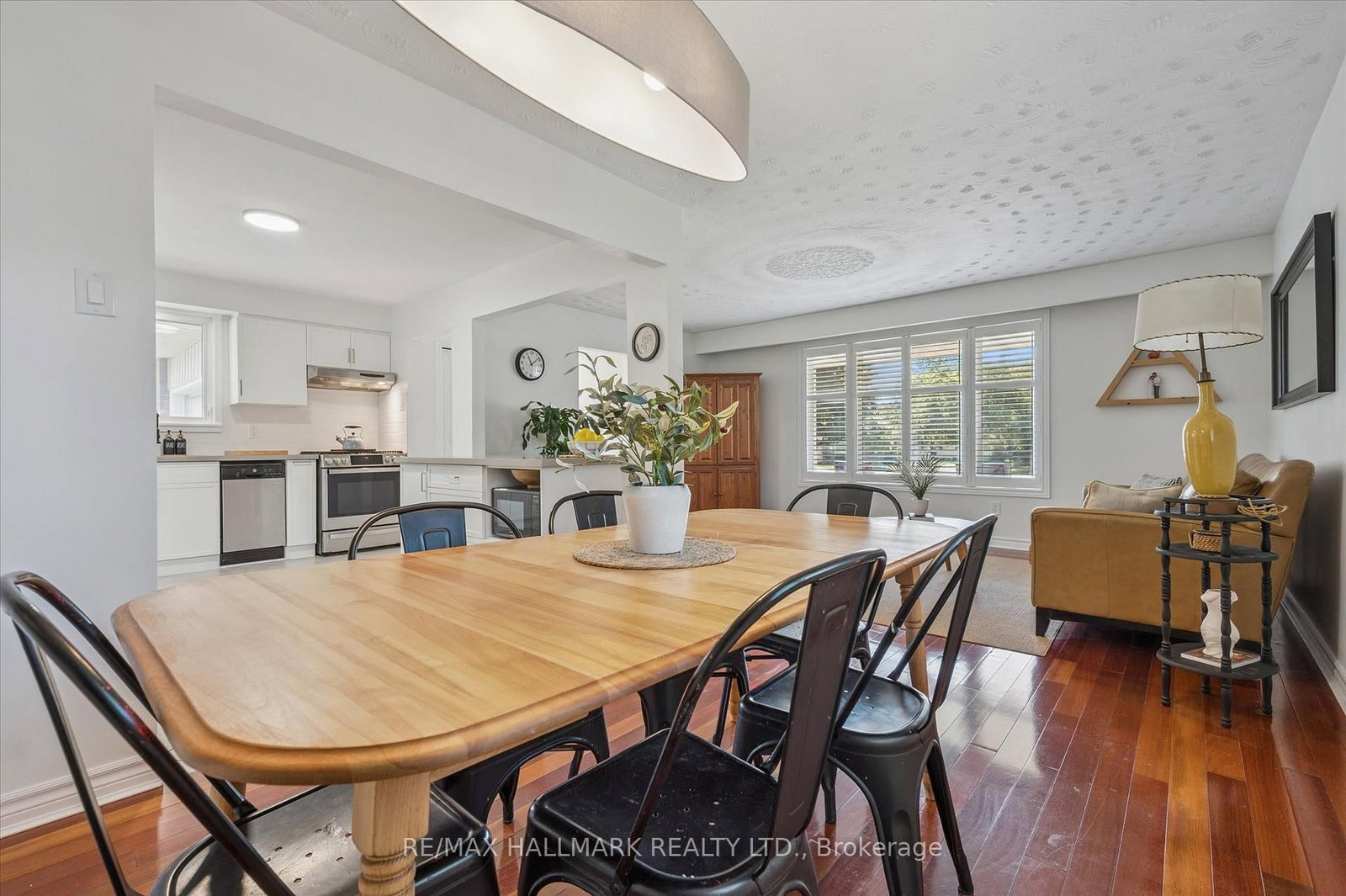 32 Warwick Court • Kitchener, ON photo 8