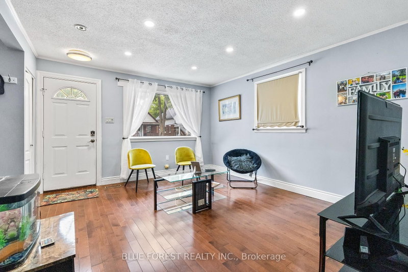 69 Connaught Ave photo 4