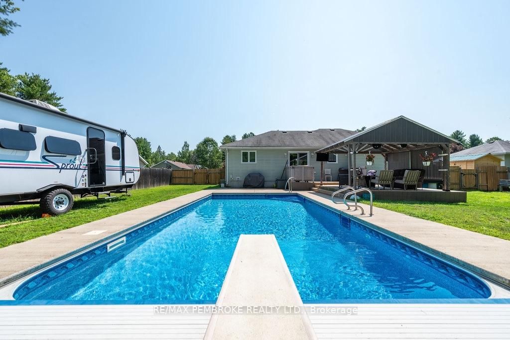 256 Oriole Crescent • Petawawa, ON photo 10