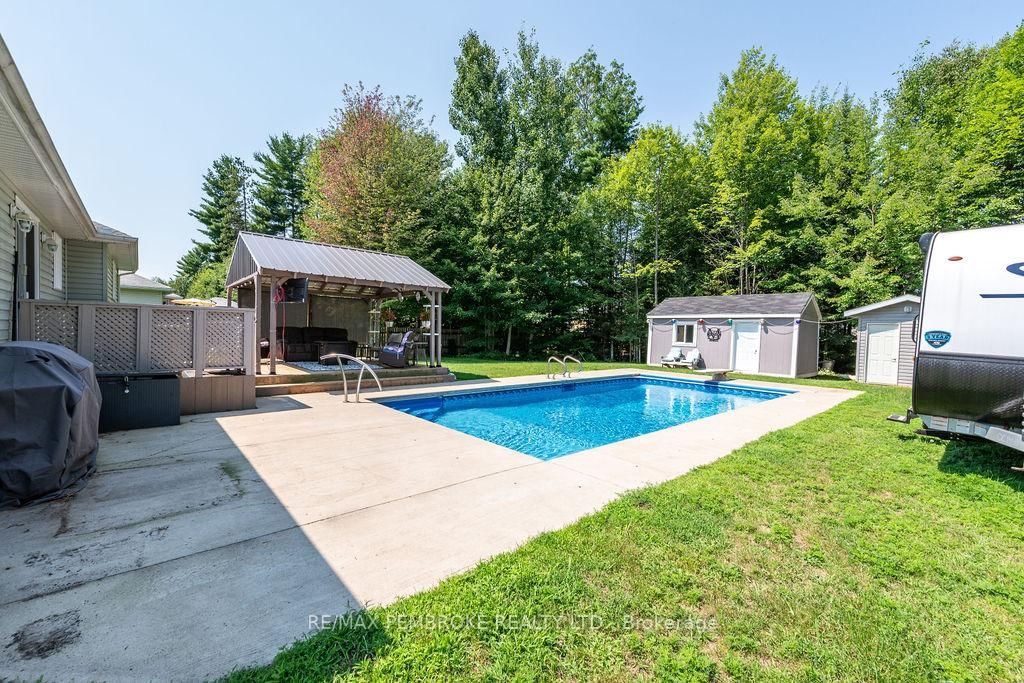 256 Oriole Crescent • Petawawa, ON photo 12