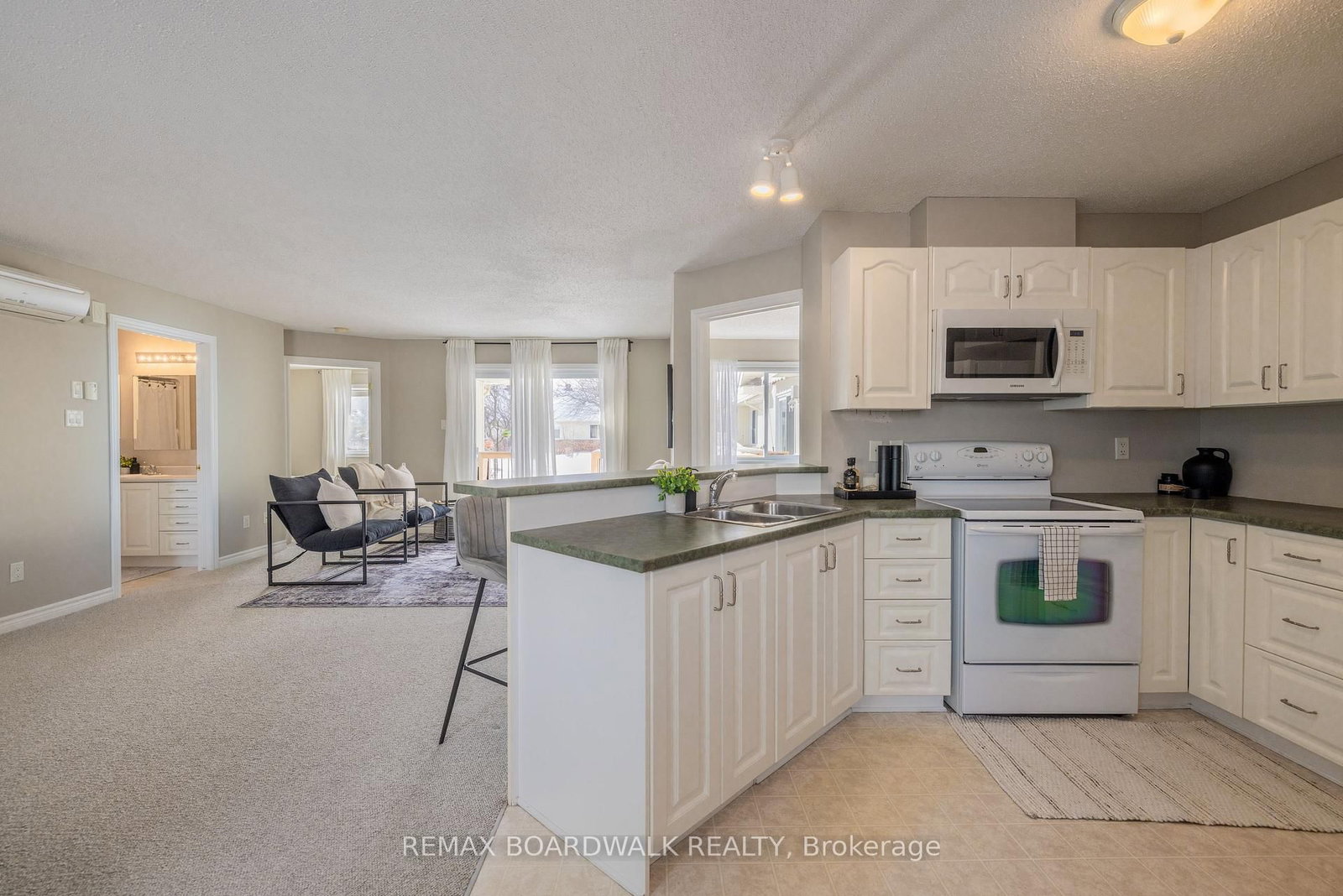 206 Oak Leaf Private • Richmond, ON photo 4