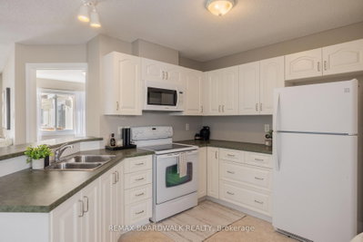 206 Oak Leaf Private • Richmond, ON photo 5