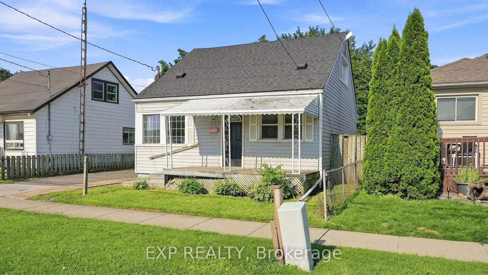 225 Grantham Avenue • St. Catharines, ON photo 2