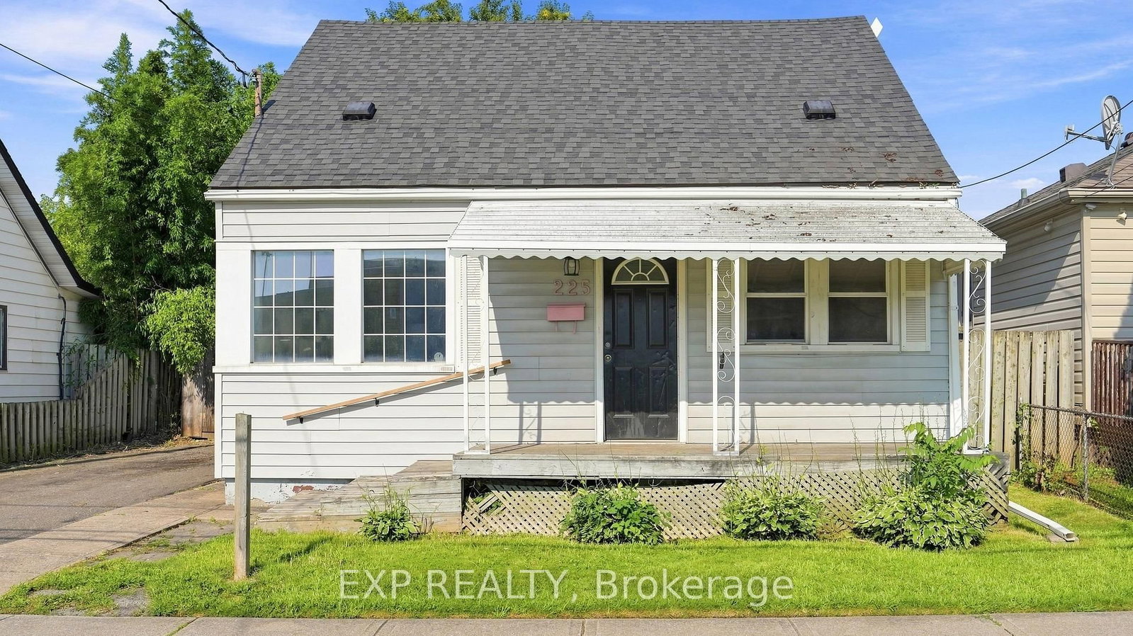 225 Grantham Avenue • St. Catharines, ON photo 3