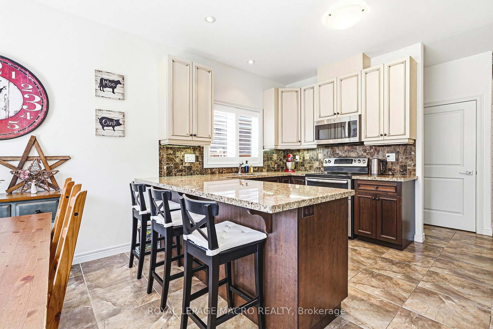 32 Dulgaren Street • Hamilton, ON photo 11