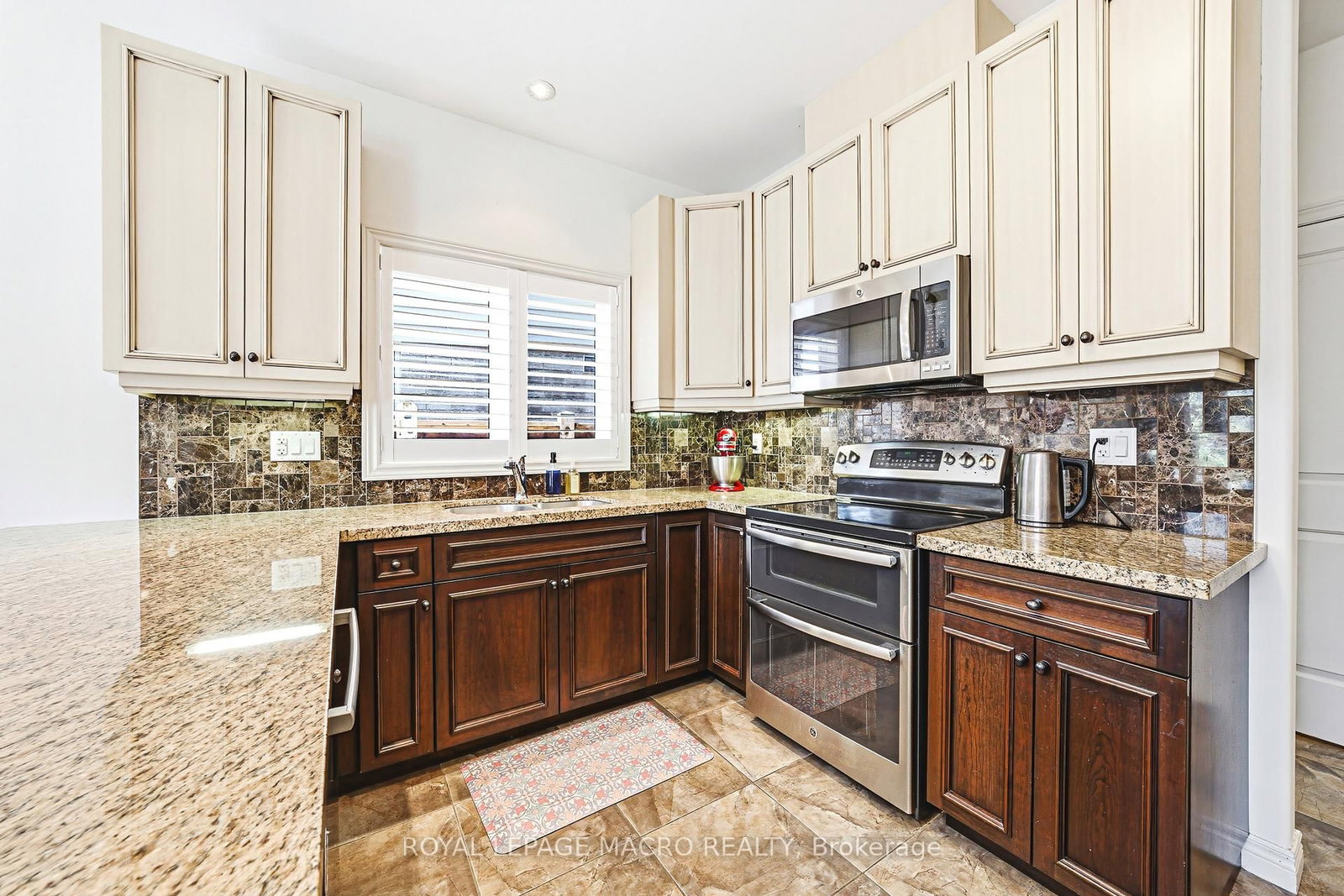 32 Dulgaren Street • Hamilton, ON photo 13