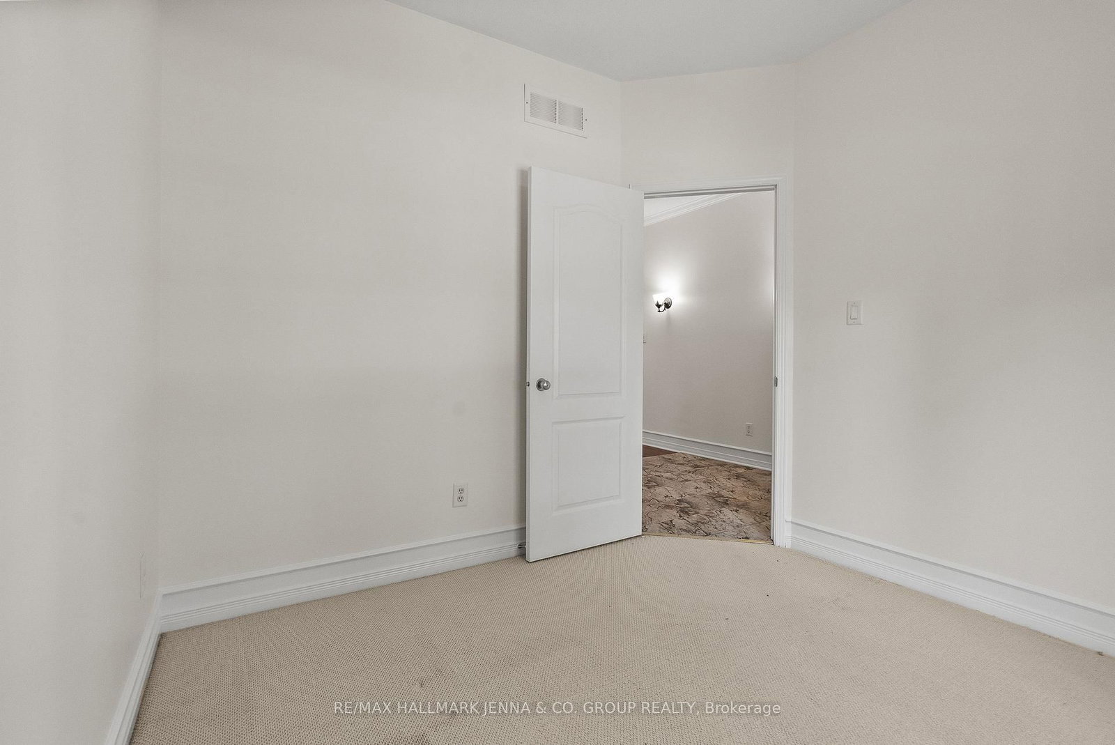 110 Heathercrest Private • Ottawa, ON photo 6