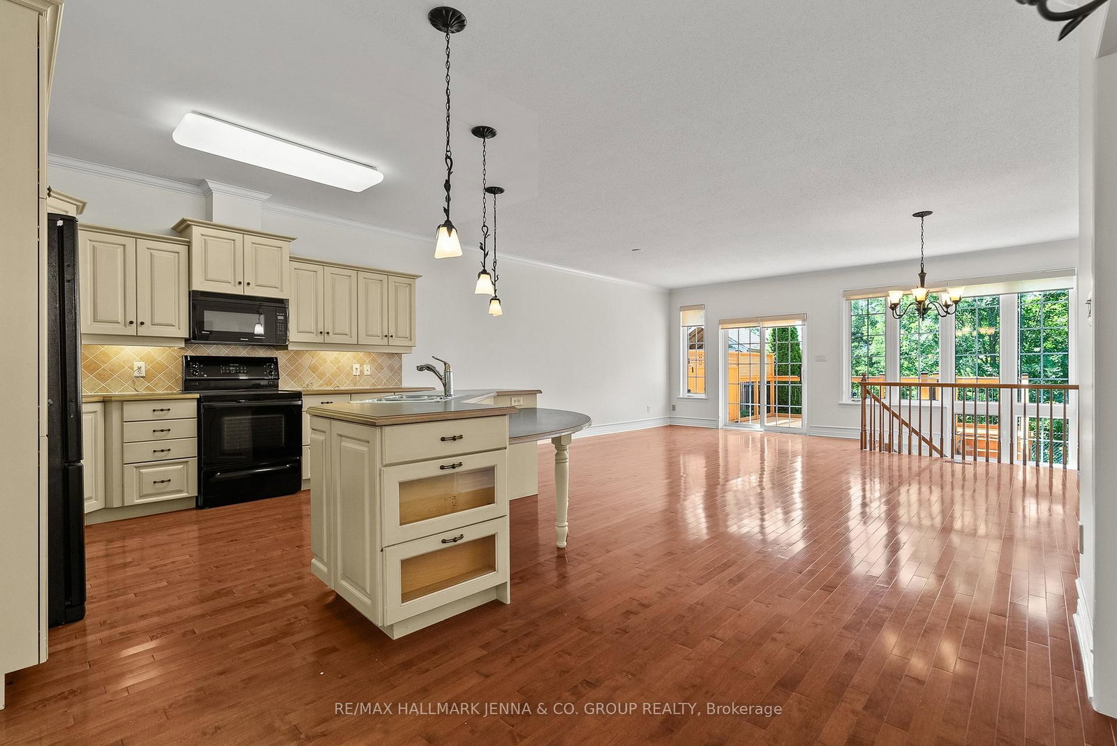 110 Heathercrest Private • Ottawa, ON photo 8