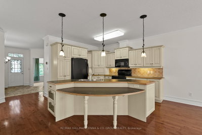 110 Heathercrest Private • Ottawa, ON photo 9