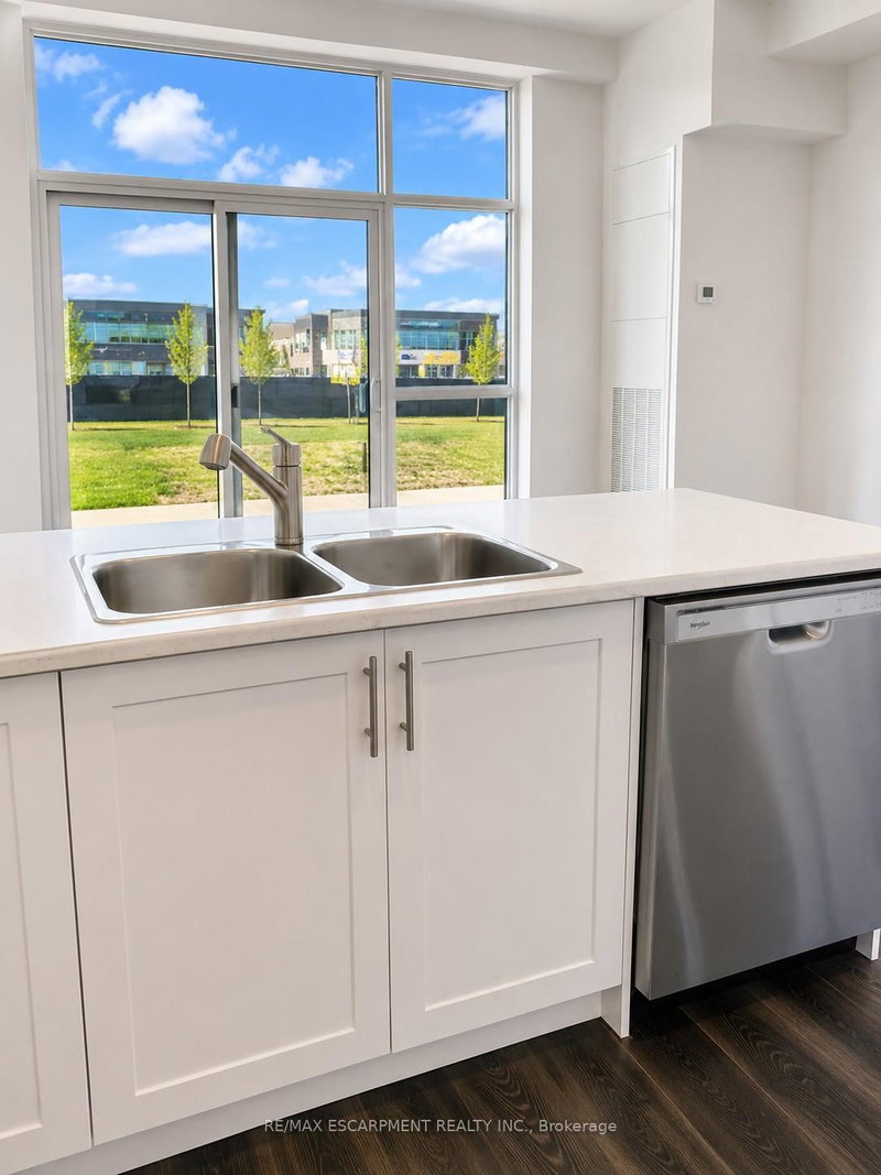 103 - 470 Dundas Street E